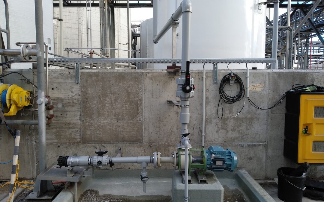 SAICA. Instalación descarga cisterna y conducción con tubería PVC-C para Cloruro Férrico.